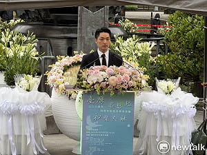 蔣萬安二二八遇民眾舉牌抗議  獨派要求下跪道歉、去義光教會懺悔