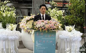 蔣萬安二二八遇民眾舉牌抗議  獨派要求下跪道歉、去義光教會懺悔