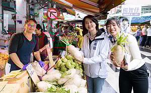 陪楊智妤掃街 王鴻薇讚：空戰最佳接班人