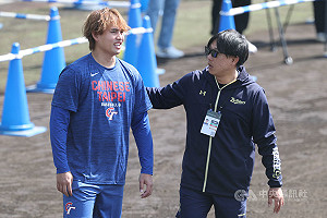 張奕跟歐力士前隊友敘舊　讚WBC旅美投手層次不同