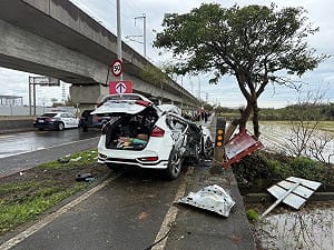 桃園楊梅大貨車撞自小客車　釀2死3傷