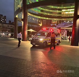 婦人松山火車站滑手機不慎落軌受傷　鐵警將裁處