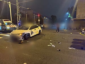 頭份轎車違規載客　閃紅燈路口疑搶快撞雙載機車1死