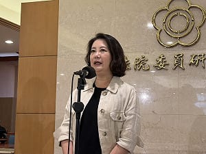 傳李貞秀就職申報涉不實  吳思瑤怒轟踐踏法治、點名翁曉玲成刺探機密幫兇