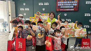 提燈映笑顏暖意滿溪北  賴惠員發小提燈慶元宵