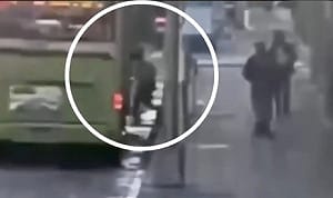 (影)69歲婦遭公車輾壓！警察通知駕駛才知撞到人 