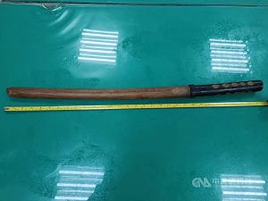 網傳影片醉男咆哮持木刀揮砍　北市警查獲送辦