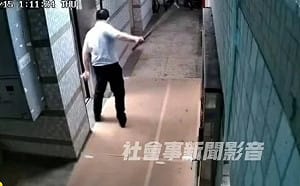 工程師酒後持木刀砍鄰居大門！警通知到案依恐嚇罪送辦