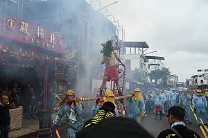 台東元宵遶境開炸！醫師痛批：無視禁令醫院放炮 網友掀罵戰