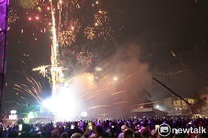 鹽水蜂炮璀璨奪目吸引近60萬人參與  黃偉哲啟炮祈福國泰民安