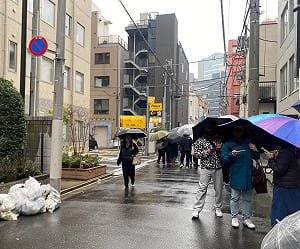 東京限量「Team Taiwan」帽T竟出現中國大媽深夜代排！台灣球迷拷問一句秒愣住