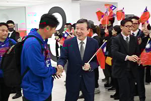 （影）經典賽將開打！駐日代表李逸洋赴羽田迎接台灣隊  僑胞揮國旗高喊加油