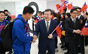 （影）經典賽將開打！駐日代表李逸洋赴羽田迎接台灣隊  僑胞揮國旗高喊加油
