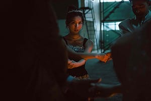 一牽就死！恐怖爽片 《死亡之握：鬼牽手》首支預告公開 4/17全台上映