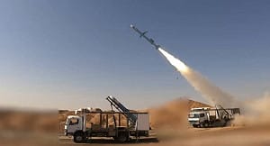 伊朗宣布「重擊」美軍驅逐艦! 稱卡德爾-380導彈立功 美艦甲板燃起大火