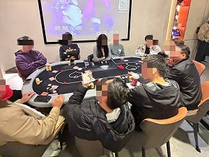 桃園德州撲克賭場藏民宅！中壢警查獲13人 扣百萬現金籌碼