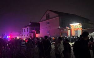 (影) 中網紅「東西軍」大亂鬥! 「貝貝」、「棟棟」離婚引爆粉絲街頭對陣 連特警都出動