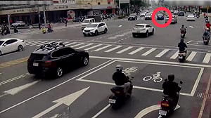 巨蛋前驚現汽車逆向行駛！騎士嚇壞PO網：高雄專出這種神人