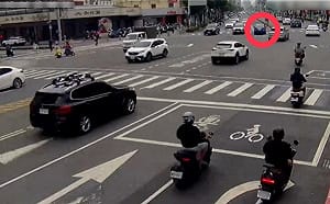 巨蛋前驚現汽車逆向行駛！騎士嚇壞PO網：高雄專出這種神人