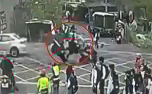 台中嬤載孫女被高速撞翻3人受傷！無號誌路口雙方都有肇責