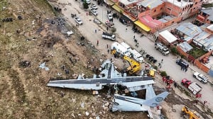 民眾瘋狂搶撿錢! 玻國運1700萬張鈔票軍機墜毀 30%現金被盜 600軍警鎮不住