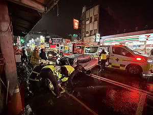 宜蘭市賓士車追撞多輛汽機車　1人命危3人受傷