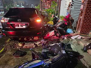 台中轎車撞貨車後失控撞10機車 駕駛徒步肇逃遭鎖定