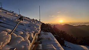 玉山染成橘紅色！清晨陽光灑落5公分積雪 畫面美如明信片