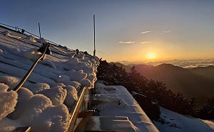 玉山染成橘紅色！清晨陽光灑落5公分積雪 畫面美如明信片