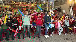 (影)浩天宮前觀看台大日戰  何欣純攜500「野球甜燒餅」應援