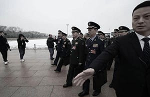 （影）含16上將14中將 36軍隊人大代表被罷免! 兩會禮節動作與「傳紙條」受矚目