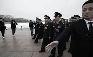 （影）含16上將14中將 36軍隊人大代表被罷免! 兩會禮節動作與「傳紙條」受矚目