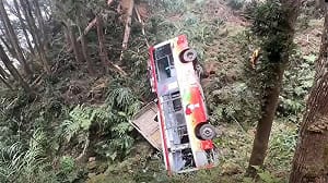 「杉林溪園內接駁車」翻落20公尺深谷！觀光署：全面停駛調查