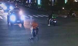 高雄病人吊點滴騎自行車！畫面超驚險  網：點滴架當輔助輪