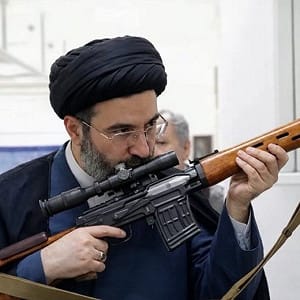 (影) 他幾乎被滅門 恐誓言復仇! 哈梅內衣子接最高領袖 國內外反對聲浪四起