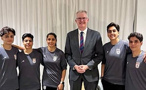 (影) 拒唱國歌遭罵叛徒 ! 伊朗女足巴士打出「救命手勢」 澳洲火速庇護5人