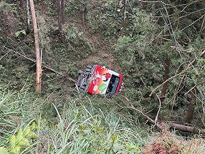 杉林溪接駁車墜坡1死7傷　其中1人仍在加護病房