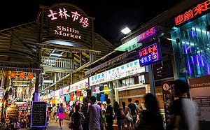 士林夜市公然跪地「吞吐」！夫妻公然猥褻罪起訴