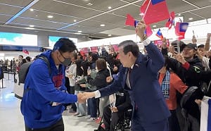 （影）WBC台灣隊無緣晉級返台 駐日代表李逸洋率百人成田機場熱情送機