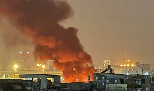 高雄小港機場旁果園深夜大火！濃煙一度逼近跑道  消防員接力灌救