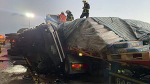 台2線凌晨翻車滑至對向車道 3曳引車撞一團1不治2傷