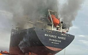 荷姆茲海峽3貨船遇襲》泰船大火3失蹤  日本、馬紹爾船體受創