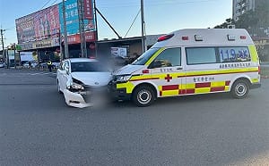 救護車苗栗趕支援遭撞！女駕駛辯稱：沒聽到鳴笛聲