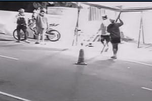 南投雙載機車撞翻靈堂棚架！家屬傻眼  網轟：想搶位置？