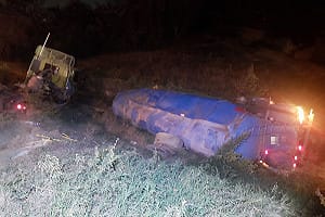 半聯結車衝落國1仁德段邊坡　車頭車身分離無傷亡