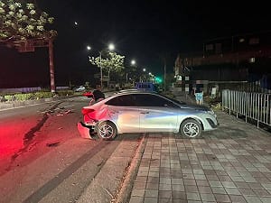 高雄男毒駕自撞路旁車輛輕傷　警查獲喪屍煙彈