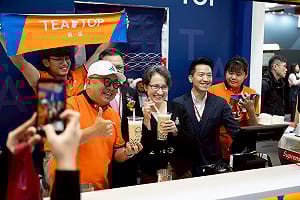 體驗作珍奶！蕭美琴：以「全政府力量」讓台灣品牌在世界大放異彩 