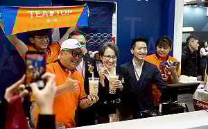 體驗作珍奶！蕭美琴：以「全政府力量」讓台灣品牌在世界大放異彩 