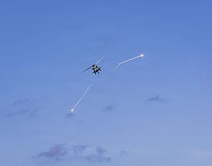 伊朗船艇靠近  林肯號「海鷹」2枚地獄火擊沉