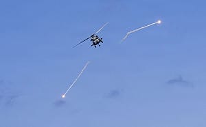 伊朗船艇靠近  林肯號「海鷹」2枚地獄火擊沉